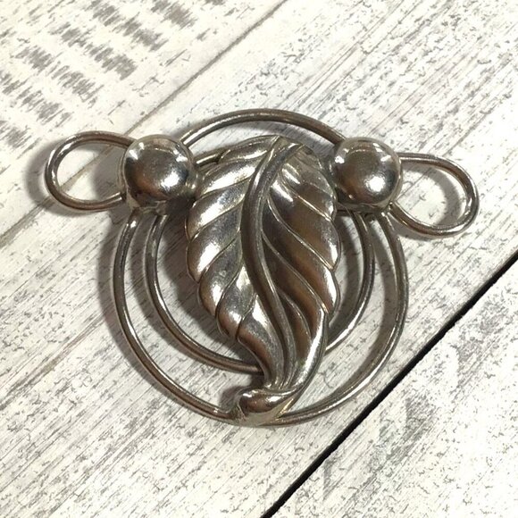 Vintage Silver-Tone Leaf Brooch With Circular Design & Pin Back - Picture 1 of 3